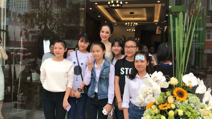 Angela Phương Trinh diện váy hai dây xuyên thấu