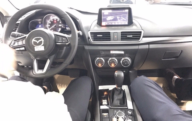 Mazda3 2017 lộ diện tại Việt Nam trước khi ra mắt chính thức vào tuần tới - Ảnh 1.