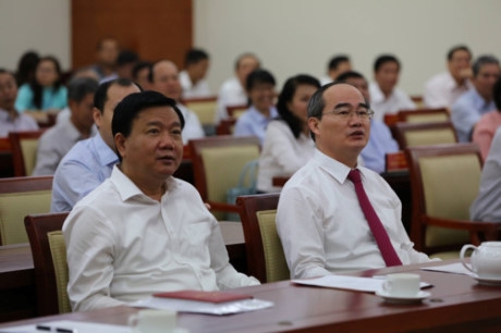  Đại biểu Quốc hội Nguyễn Thiện Nhân và Đinh La Thăng tại buổi công bố quyết định phân công nhiệm vụ của Bộ Chính trị với 2 ông ngày 10/5 vừa qua. 