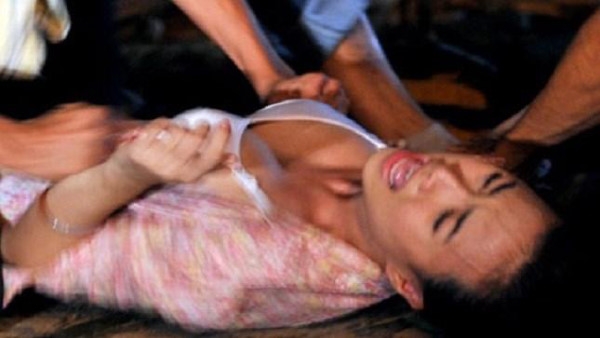 co gai tre bi nhom yeu rau xanh cuong hiep roi dap vo dau hinh anh 1