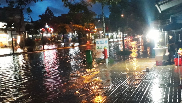  Sau trận mưa lớn nhiều tuyến đường nội ô TP Cần Thơ mênh mông nước 