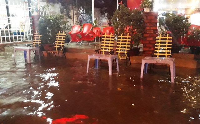 Nhiều hàng quán bị nước bao chiếm thế này