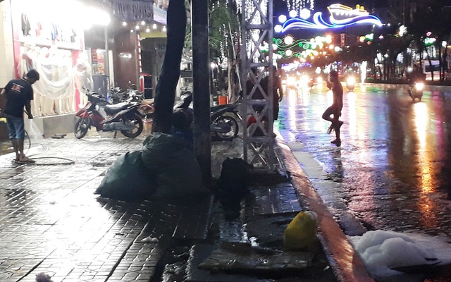  Tuy nhiên, sau hơn 30 phút mưa dứt hạt, nước rút dần 