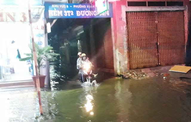 Tuy nhiên, một số con hẻm vẫn còn ngập sâu
