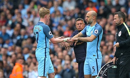 man-city-chia-tay-zabaleta-mo-man-cuoc-dai-phau-doi-hinh