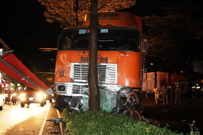 Xe container cán bẹp taxi, tài xế chết sau khi được giải cứu 