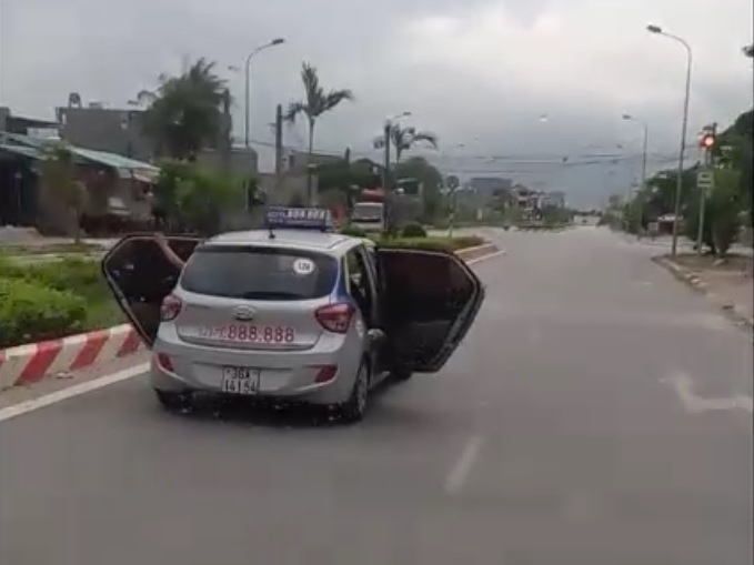 Kết quả hình ảnh cho Xe taxi mở bung cửa lao nhanh trên đại lộ