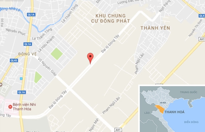 Xe taxi mo bung cua lao nhanh tren dai lo hinh anh 2