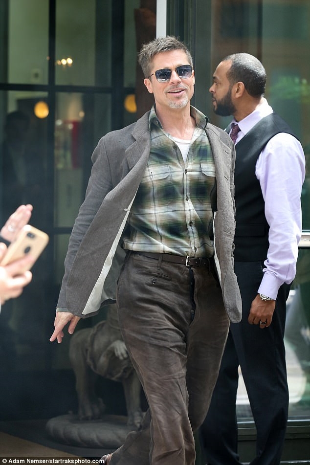Brad Pitt tuoi tinh sau khi trut noi long ve vu ly hon voi Jolie hinh anh 1