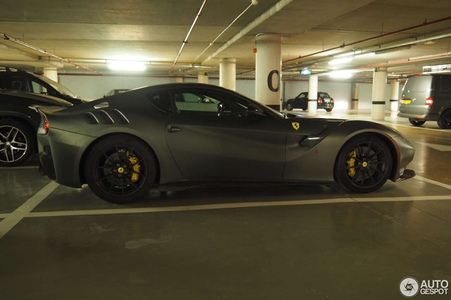 Hàng hiếm Ferrari F12tdf màu đem nhám lạ mắt xuất hiện tại Barcelona - Ảnh 1. Hàng hiếm Ferrari F12tdf màu đem nhám lạ mắt xuất hiện tại Barcelona - Ảnh 1.