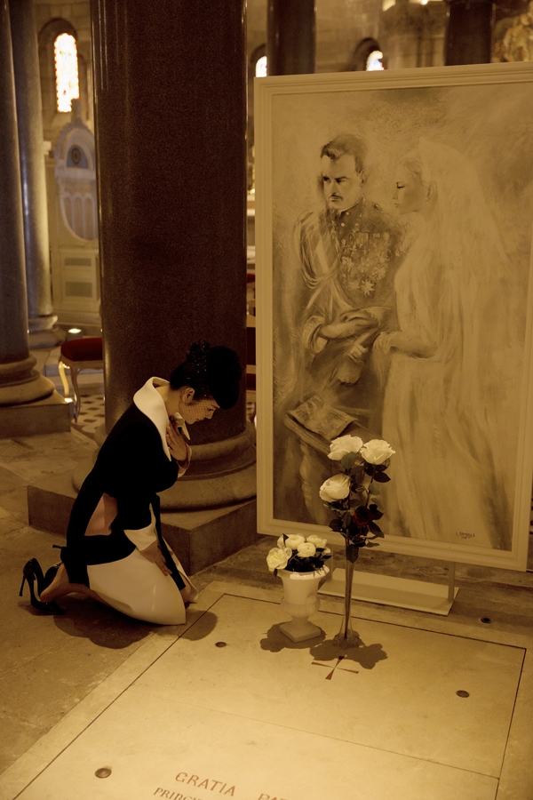 ly-nha-ky-mac-quy-phai-khi-vieng-mo-cong-nuong-grace-kelly-o-monaco-11