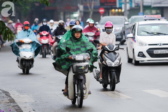 Hà Nội: Người đi đường co ro vì đầu hè bất ngờ trở lạnh như mùa đông - Ảnh 6.