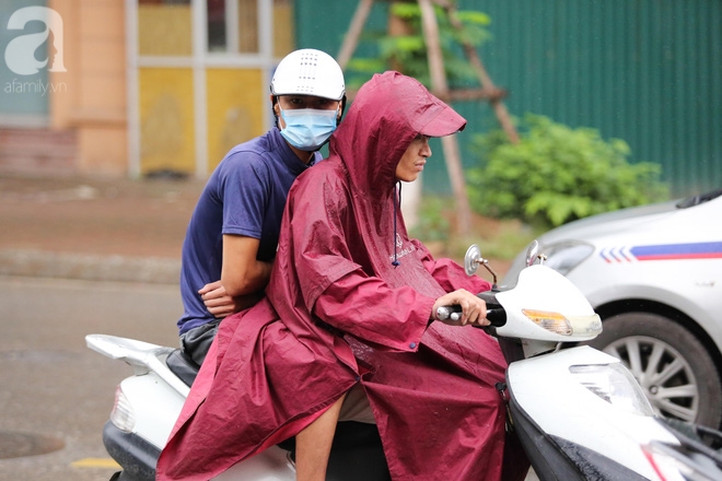 Hà Nội: Người đi đường co ro vì đầu hè bất ngờ trở lạnh như mùa đông - Ảnh 7.