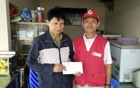 Hai vo chong duoi nuoc do lat mung trong con dong hinh anh 1