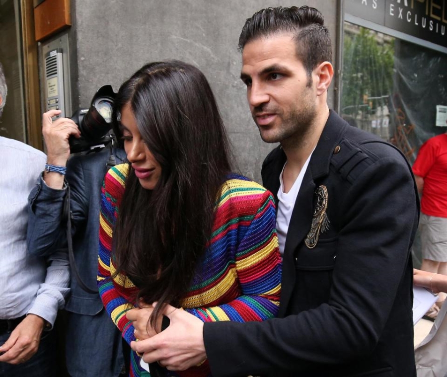 Messi va Suarez mung khai truong shop giay cua hai co vo hinh anh 5