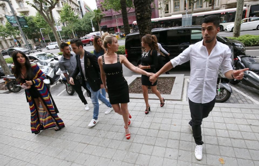 Messi va Suarez mung khai truong shop giay cua hai co vo hinh anh 6