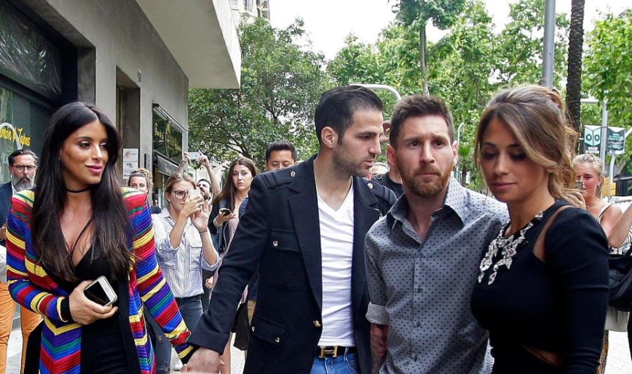 Messi va Suarez mung khai truong shop giay cua hai co vo hinh anh 7