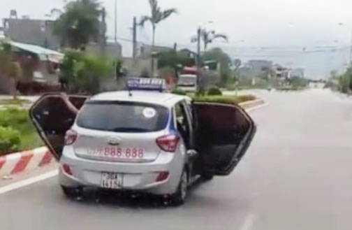 mo bung cua dua nguoi di cap cuu: lai xe taxi co pham luat? hinh anh 1