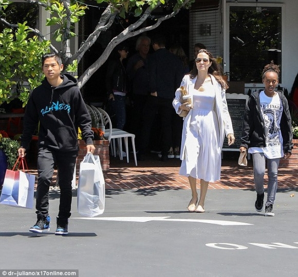 Angelina Jolie chi 25 trieu USD mua biet thu moi gan nha Brad Pitt hinh anh 2