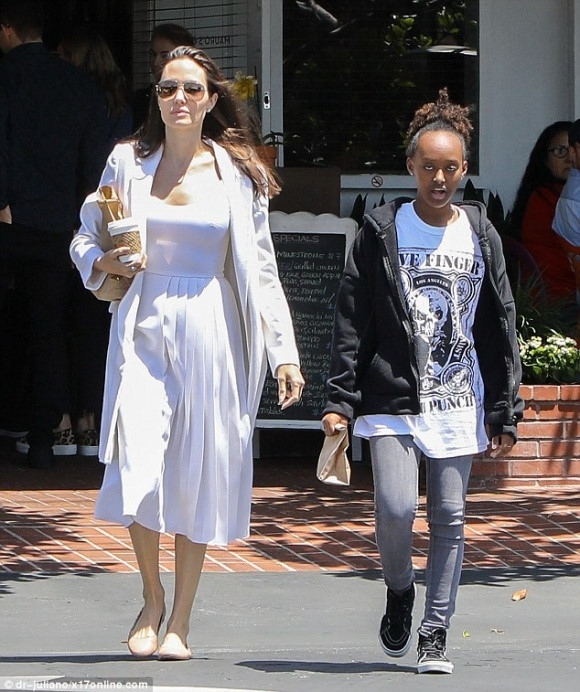 Angelina Jolie chi 25 trieu USD mua biet thu moi gan nha Brad Pitt hinh anh 3