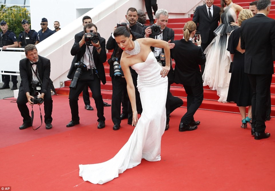 Dan mau quoc te noi bat tren tham do Cannes ngay 2 hinh anh 2