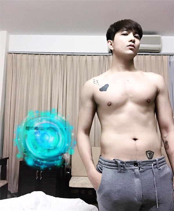 Tuy nhiên, trong những hình ảnh mà Tim chia sẻ gần đây thì vị trí xăm đó lại được thay thế bởi hình ảnh trái tim. Từ đây, khán giả càng có căn cứ để tin rằng những thông tin trong 2 ngày qua là sự thật. - Tin sao Viet - Tin tuc sao Viet - Scandal sao Viet - Tin tuc cua Sao - Tin cua Sao