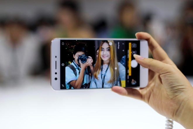 Loat smartphone hap dan trong tam gia 10 trieu hinh anh 2