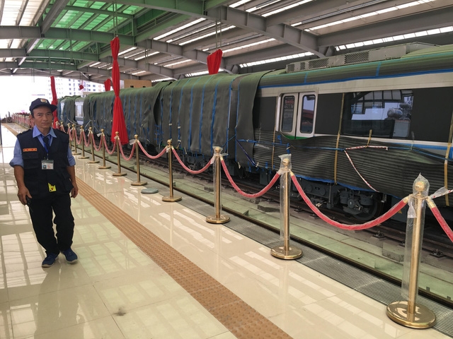 Tàu Cát Linh - Hà Đông hiện vẫn đang phủ bạt trong nhà ga La Khê