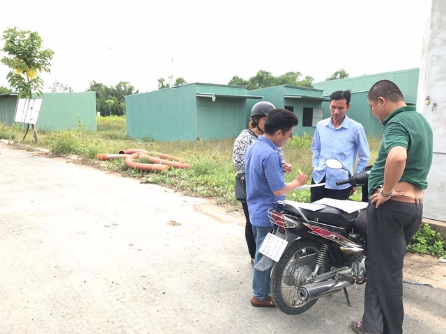 Môi giới đất nền đang giới thiệu bánh vẽ dự án cho khách hàng tại xã Nhơn Đức, huyện Nhà Bè