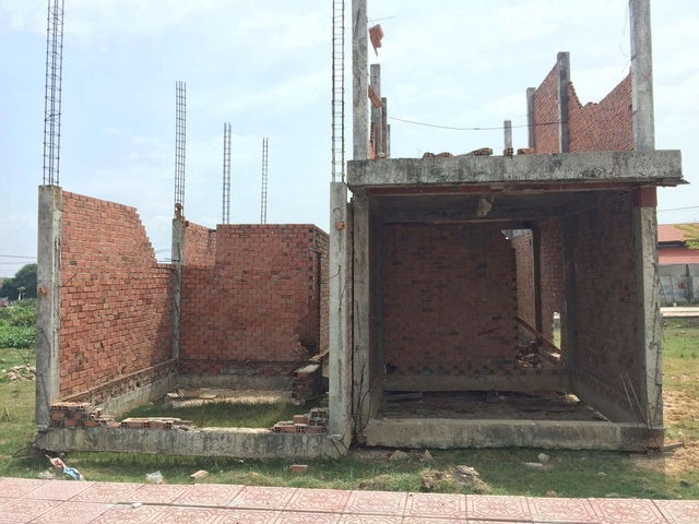 Những căn nhà hộp diêm mọc đầy sau khi lách quy định về tách thửa