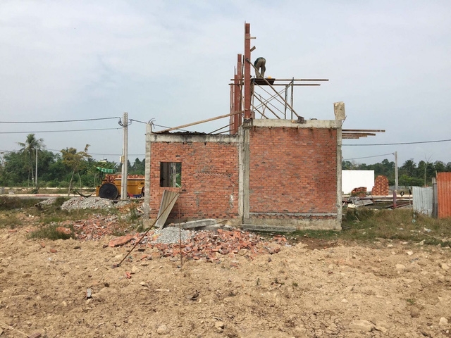 Những căn nhà mọc lên trong khu dân cư hạ tầng chưa được đồng bộ