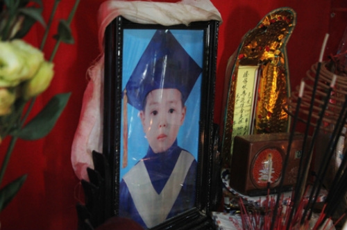 xot xa cau be 10 tuoi tu vong khi dung cam cuu 4 ban duoi nuoc - 1