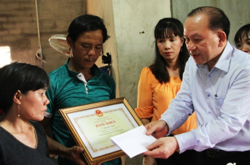 xot xa cau be 10 tuoi tu vong khi dung cam cuu 4 ban duoi nuoc - 3