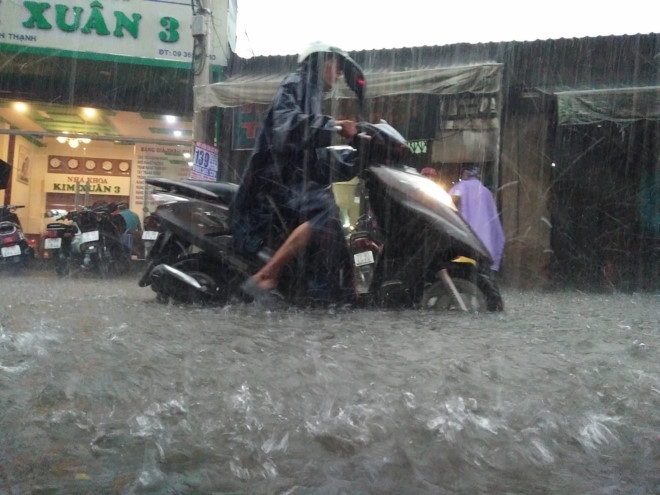 Hang loat tuyen duong o Sai Gon bi ngap trong con mua lon hinh anh 1