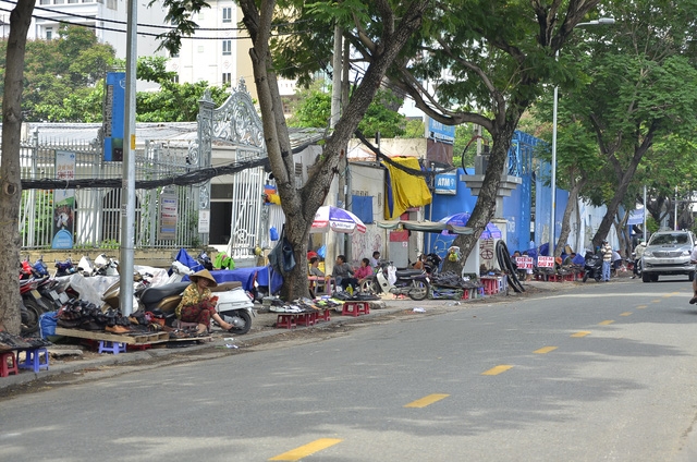Người dân bày biện hàng hoá chiếm hết vỉa hè đường Lê Thị Hồng Gấm và đường Phó Đức Chính (phường Nguyễn Thái Bình)