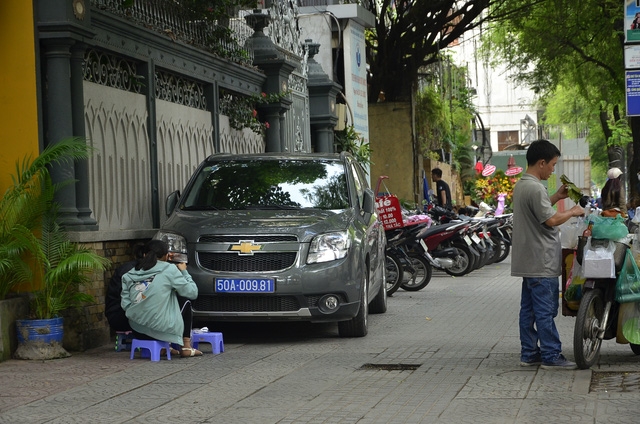 Một chiếc xe biển số xanh khác đậu trên vỉa hè đường Lý Tự Trọng