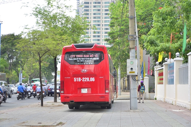 Một chiếc ô tô khách đậu trái phép trên vỉa hè đường Tôn Đức Thắng