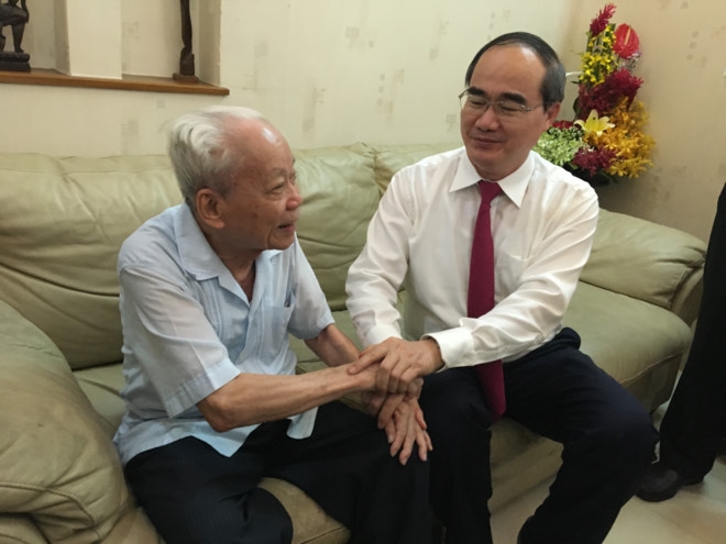 Roi nuoc mat khi duoc Bi thu Nguyen Thien Nhan trao huy hieu tuoi Dang hinh anh 1