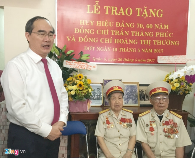 Roi nuoc mat khi duoc Bi thu Nguyen Thien Nhan trao huy hieu tuoi Dang hinh anh 2