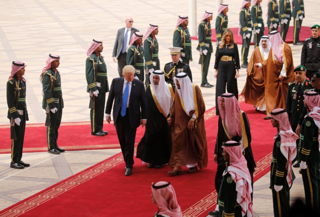 Tong thong Trump dap xuong Saudi Arabia sau dem khong ngu hinh anh 1