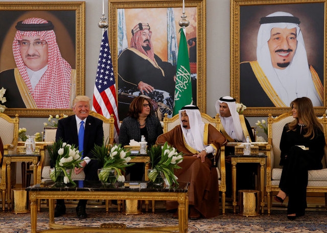 Tong thong Trump dap xuong Saudi Arabia sau dem khong ngu hinh anh 2