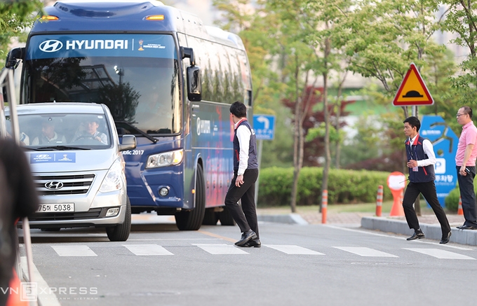 U20 Việt Nam tập kín, xua đuổi CĐV