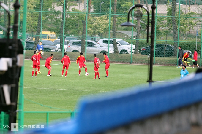 U20 Việt Nam tập kín, xua đuổi CĐV