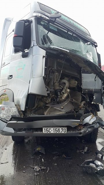Sau cú đâm, chiếc xe sau bị hư hỏng nặng toàn bộ phần đầu