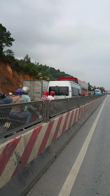 Tuy không có thiệt hại về người nhưng vụ TNGT khiến giao thông tại đây bị ùn tắc nghiêm trọng