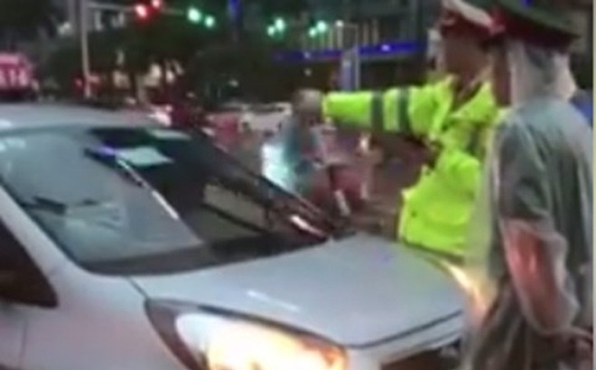Hà Nội: Phạt 3,2 triệu, tước bằng lái xe tài xế taxi lao vào đường ưu tiên - Ảnh 1.