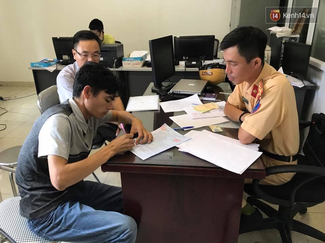 Hà Nội: Phạt 3,2 triệu, tước bằng lái xe tài xế taxi lao vào đường ưu tiên - Ảnh 2.