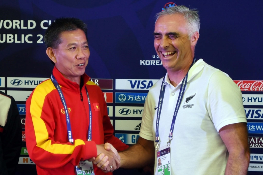 HLV Darren Bazeley đánh giá cao HLV Hoàng Anh, ấn tượng với cầu thủ Quang Hải của U22 Việt Nam. 