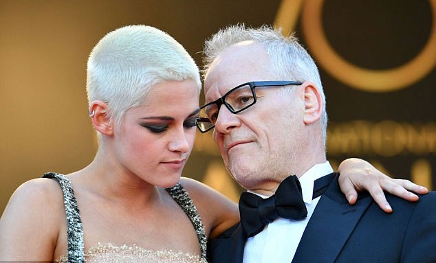 kristen-stewart-dau-dinh-van-quyen-ru-tren-tham-do-cannes-8