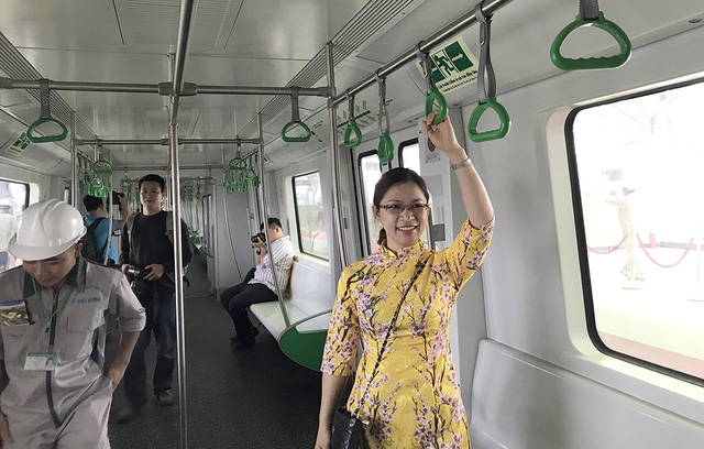 Dự án Cát Linh - Hà Đông mở cửa cho người dân tham quan nhưng vẫn dành thời gian để tiếp tục thi công hoàn thiện công trình (ảnh: Quang Phong)